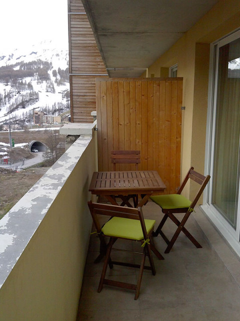 Balcon en béton avec table de jardin, vue sur la station Balcon en béton avec table de jardin, vue sur la station