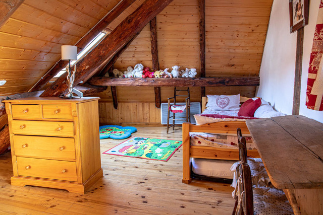 Chambre d'enfant sous combles, jouets, peluches et lit simple, meubles en bois - © MA Boizard Chambre d'enfant sous combles, jouets, peluches et lit simple, meubles en bois