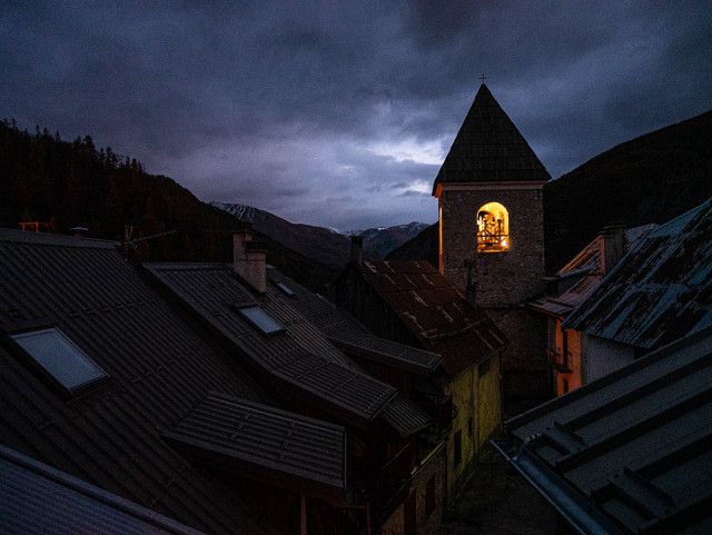 Vue des toits du village depuis l'appartement, clocher d'Allos, montagnes enneigées au loin - © MA Boizard Vue des toits du village depuis l'appartement, clocher d'Allos, montagnes enneigées au loin