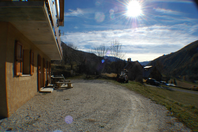 Outdoor courtyard of the chalet, view of mountains, open space