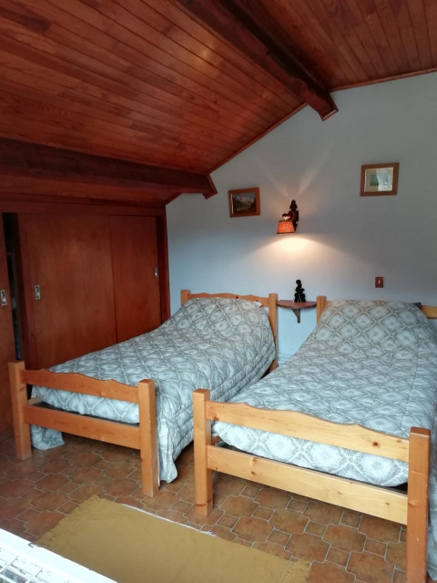 bedroom with two single beds