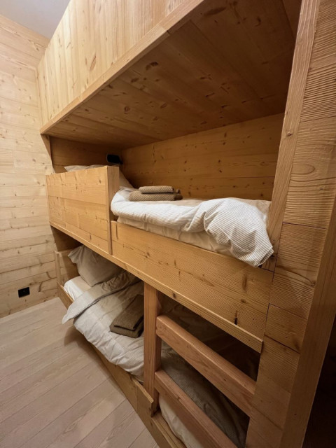 Coin chambre d'enfants avec lits superposés, intérieur bois