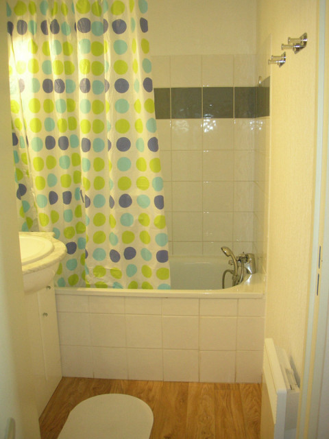 Salle de bains carrelée avec évier et baignoire