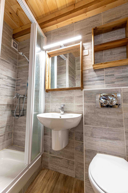 Bright modern bathroom with shower tray, sink, wooden furnishings - © Michel JM Bright modern bathroom with shower tray, sink, wooden furnishings