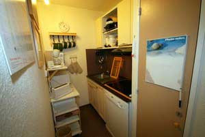 Kitchen area with storage space, electric hob - © JC Mascarelli Kitchen area with storage space, electric hob