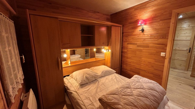 Large bedroom with double bed, wooden furniture, parquet flooring, window - © Isabelle ALLAIN Large bedroom with double bed, wooden furniture, parquet flooring, window