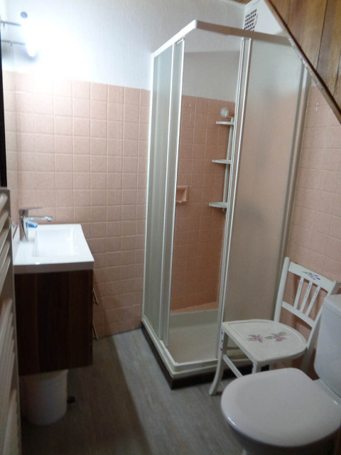 Salle de bains lumineuse avec bac à douche, carrelage