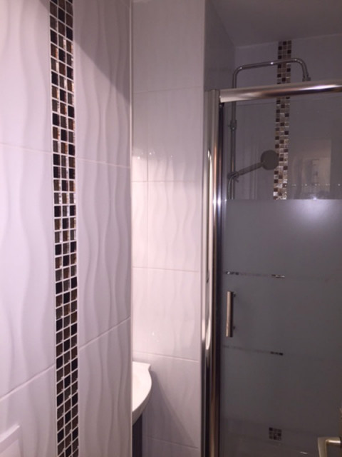 Salle de bains carrelée avec bac à douche - © Pellissier A Salle de bains carrelée avec bac à douche