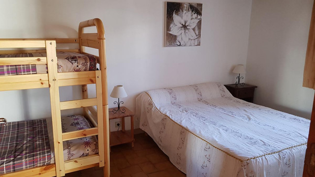 Chambre à coucher lumineuse avec lit double, lit superposé, ameublement bois