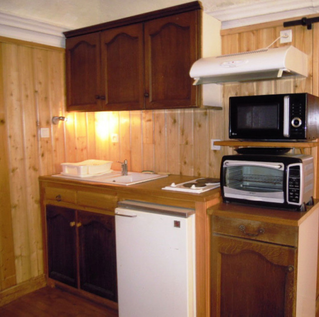 Cuisine de l'appartement, plaques électriques, four, placards, ameublement bois - © Pellissier N Cuisine de l'appartement, plaques électriques, four, placards, ameublement bois