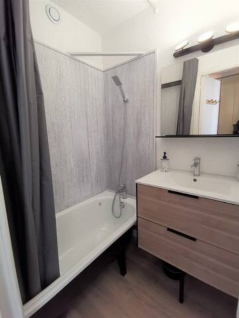 Bathroom with bathtub, sink and mirror
