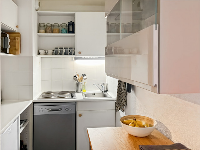 Kitchenette in the living room, storage space, dishwasher, electric hob - © SCI L'oliveraie_La Foux d’Allos Kitchenette in the living room, storage space, dishwasher, electric hob