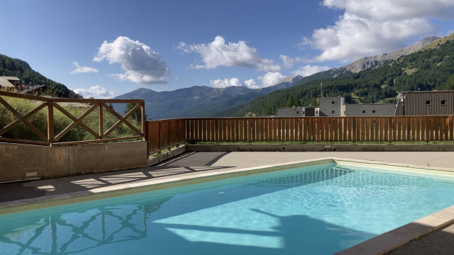 The residence's swimming pool, protected by a barrier and offering a view of the mountains - © SCI L'oliveraie_La Foux d’Allos The residence's swimming pool, protected by a barrier and offering a view of the mountains