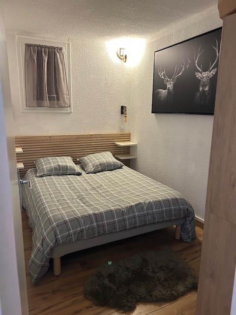 Bedroom with double bed and window - © V Van Rompu Bedroom with double bed and window