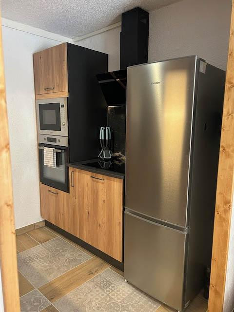 Modern kitchenette with electric hobs and oven - © V Van Rompu Modern kitchenette with electric hobs and oven