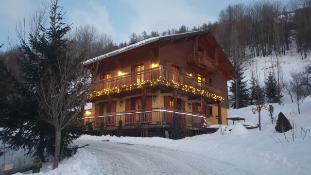 Vue du chalet à double appartement sur 3 étages, excentré au milieu de la nature enneigée - © F.Ternengo Vue du chalet à double appartement sur 3 étages, excentré au milieu de la nature enneigée