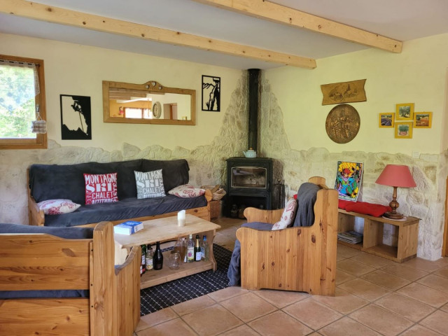 Séjour lumineux et confortable avec canapé, fauteuils, table basse, poêle à bois, carrelage au sol - © F.Ternengo Séjour lumineux et confortable avec canapé, fauteuils, table basse, poêle à bois, carrelage au sol
