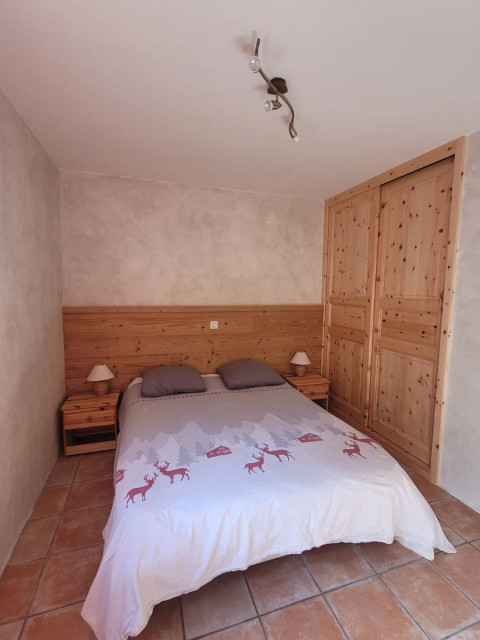 Chambre à coucher avec lit double, ameublement bois, sol carrelé - © F.Ternengo Chambre à coucher avec lit double, ameublement bois, sol carrelé