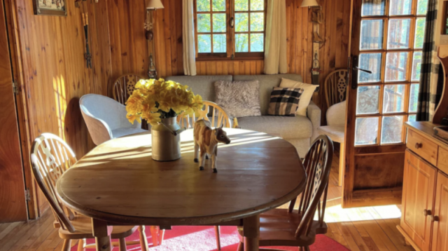 Tavolo da pranzo in legno con sedie abbinate. Zona soggiorno con divano e poltrone confortevoli.