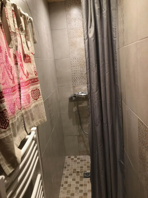 Tiled bathroom with shower tray - © S pellissier Tiled bathroom with shower tray