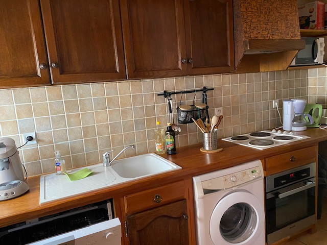 Cuisine d'appartement avec plaques électriques, ameublement bois et carrelage - © Pellissier N Cuisine d'appartement avec plaques électriques, ameublement bois et carrelage