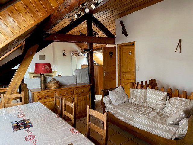 Salon de maison tout confort avec canapé, table à manger, cheminée, ameublement bois, fenêtre - © Pellissier N Salon de maison tout confort avec canapé, table à manger, cheminée, ameublement bois, fenêtre