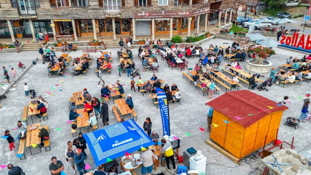 Guinguette-style evening: food stand and restaurant area on the station square