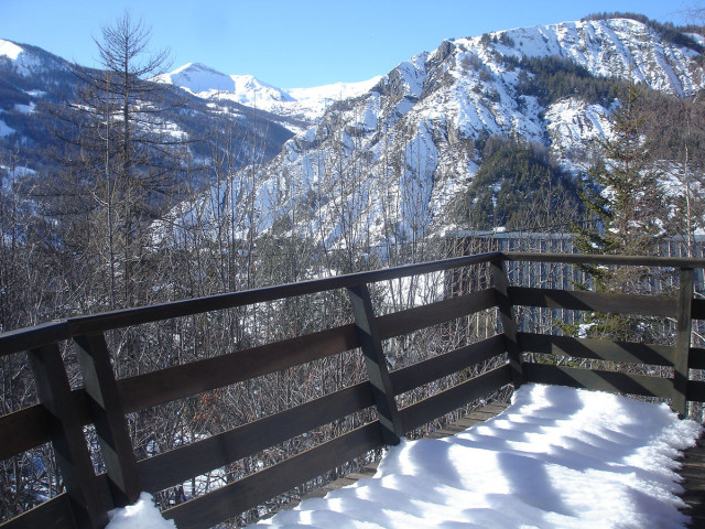 chalet balcony, open view, snow-capped nature and mountains - © M Barral chalet balcony, open view, snow-capped nature and mountains