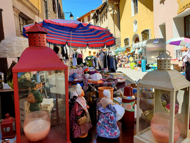 Vide-greniers dans le village d'Allos