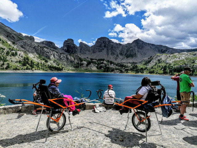 Sortie pour personnes à mobilité réduite au lac d'Allos Sortie pour personnes à mobilité réduite au lac d'Allos