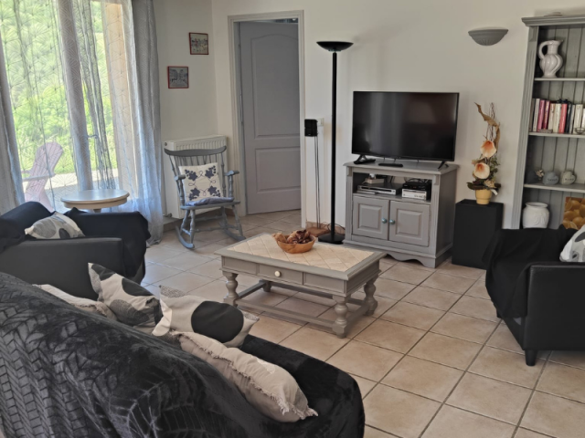 Séjour lumineux avec canapé, fauteuil, décoration d'intérieur, TV - © Bechet Séjour lumineux avec canapé, fauteuil, décoration d'intérieur, TV