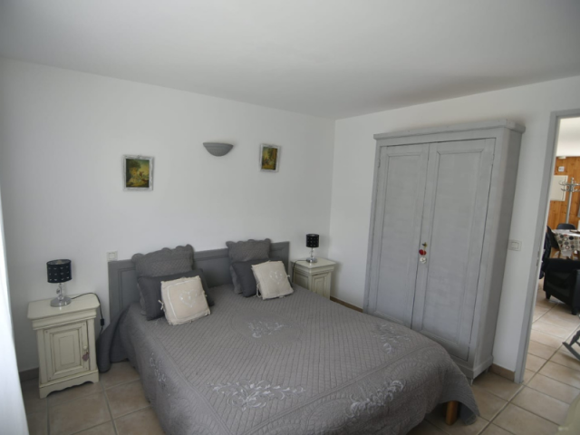 Chambre à coucher lumineuse avec lit double, fenêtre et rideaux - © Bechet Chambre à coucher lumineuse avec lit double, fenêtre et rideaux