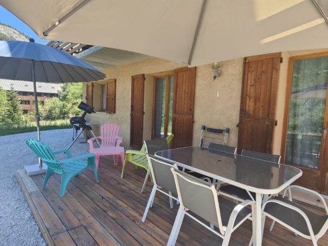 Terrasse extérieure de chalet avec mobilier d'extérieur - © Bechet Terrasse extérieure de chalet avec mobilier d'extérieur