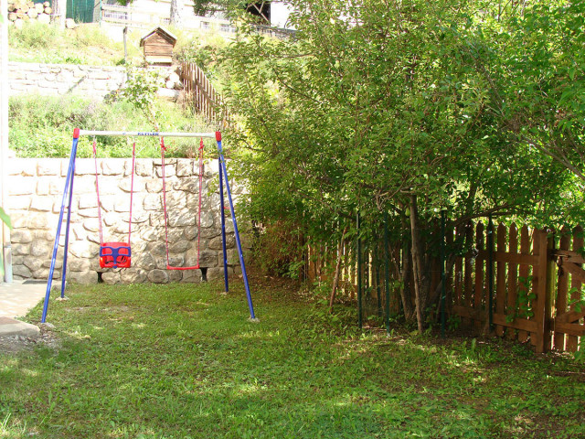 Jardin avec balançoires pour enfants, pelouse - © M Dubois - Sicard Jardin avec balançoires pour enfants, pelouse