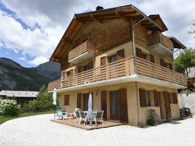 Chalet en bois sur 3 étages, terrasse, cour, espace dégagé Chalet en bois sur 3 étages, terrasse, cour, espace dégagé