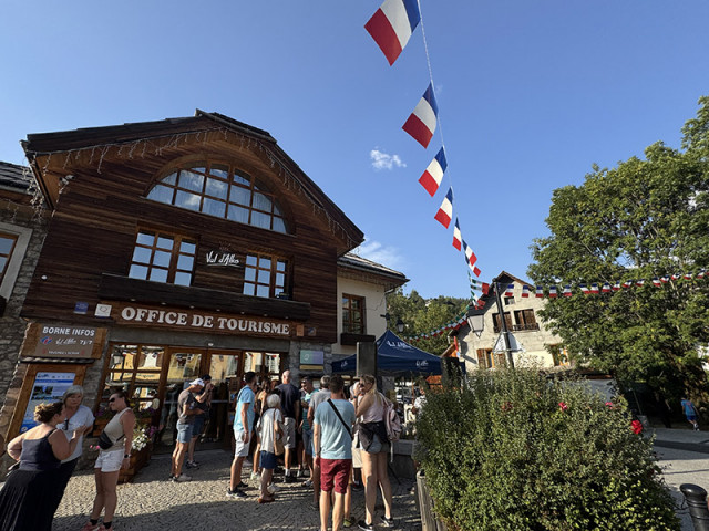 Welcome drink in the village_Allos