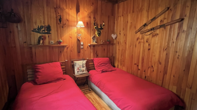 Camera con due lettini, interno in legno - © Estelle Rouhette Camera con due lettini, interno in legno