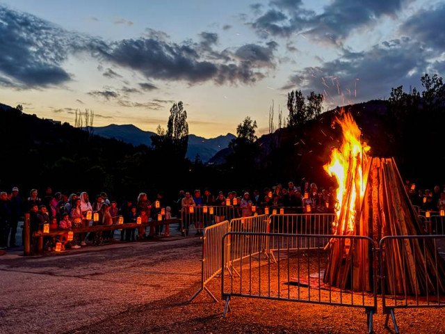 Descente aux lampions et feu de joie sur le parvis de l'Eglise Notre Dame de Valvert - © Commune Allos Descente aux lampions et feu de joie sur le parvis de l'Eglise Notre Dame de Valvert