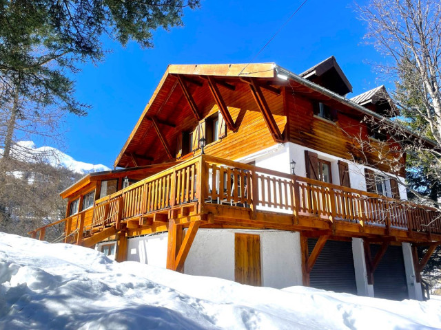 Grand chalet en bois sur 2 étages, garage, terrasses en bois, paysage enneigé