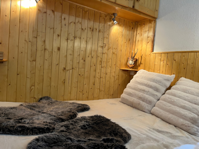 Camera con letto matrimoniale, parete in legno, armadio a muro - © F.Ottevent Camera con letto matrimoniale, parete in legno, armadio a muro