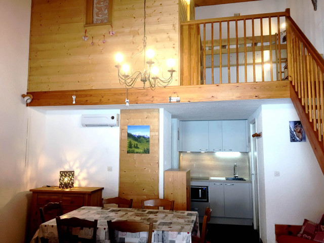 Séjour lumineux de l'appartement avec table à manger et coin cuisine au RDC, mezzanine à l'étage avec couchages. Intérieur et ameublement bois. - © M Steimer Séjour lumineux de l'appartement avec table à manger et coin cuisine au RDC, mezzanine à l'étage avec couchages. Intérieur et ameublement bois.