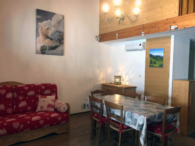 Séjour lumineux de l'appartement : table à manger, canapé, ameublement bois, ventilation - © M Steimer Séjour lumineux de l'appartement : table à manger, canapé, ameublement bois, ventilation