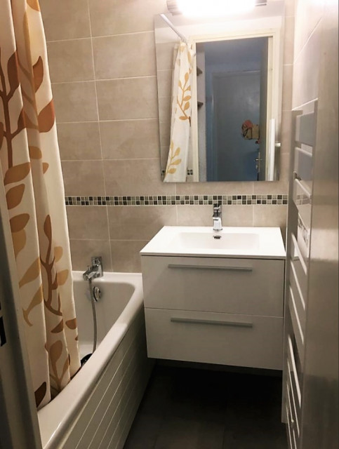 Salle de bains avec baignoire, évier, miroir - © M Steimer Salle de bains avec baignoire, évier, miroir