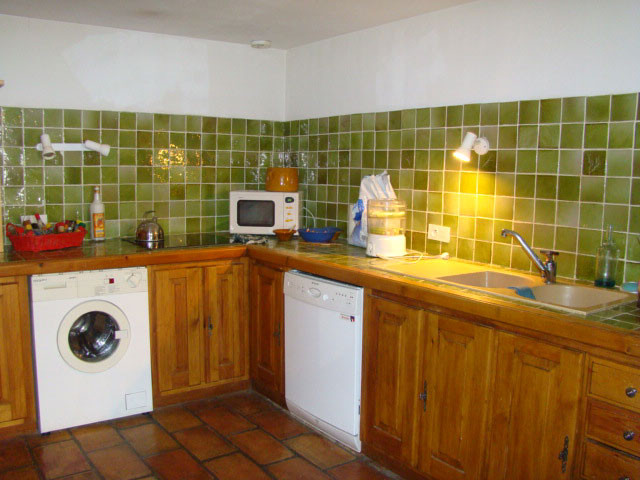 Kitchenette with electric hobs, wooden furniture, tiles