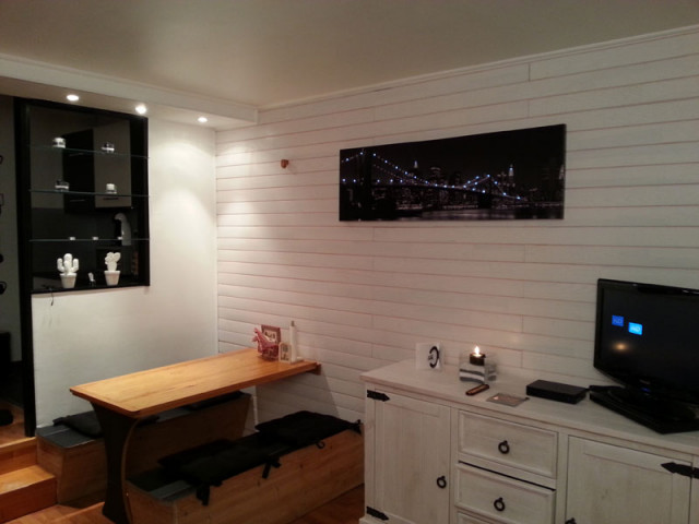 Salon de studio moderne avec table à manger, TV, ameublement bois