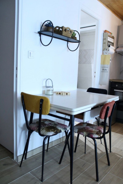Bright living area of ​​the studio, with dining table