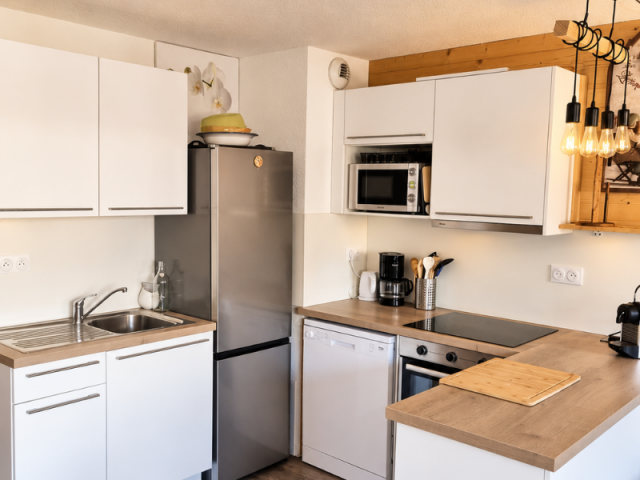 Cuisine ouverte tout équipée, moderne et fonctionnelle. Avec un îlot central et un luminaire suspendu - © C.Travaglini Cuisine ouverte tout équipée, moderne et fonctionnelle. Avec un îlot central et un luminaire suspendu