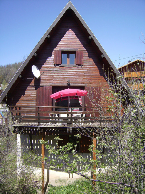 chalet en bois ensoleillé avec terrasse, fenêtres - © M Barral chalet en bois ensoleillé avec terrasse, fenêtres
