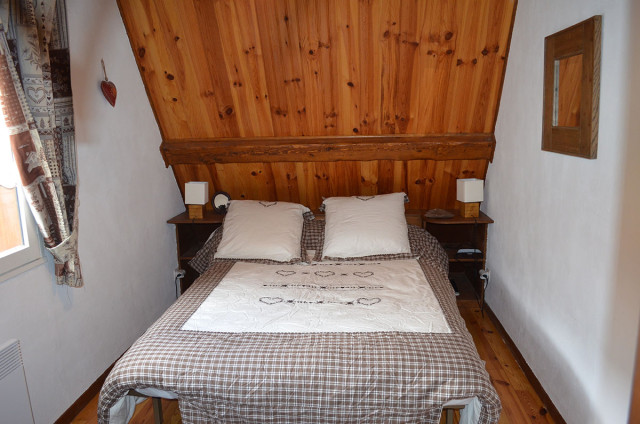 chambre à coucher lumineuse sous comble avec lit double et fenêtre - © M Barral chambre à coucher lumineuse sous comble avec lit double et fenêtre