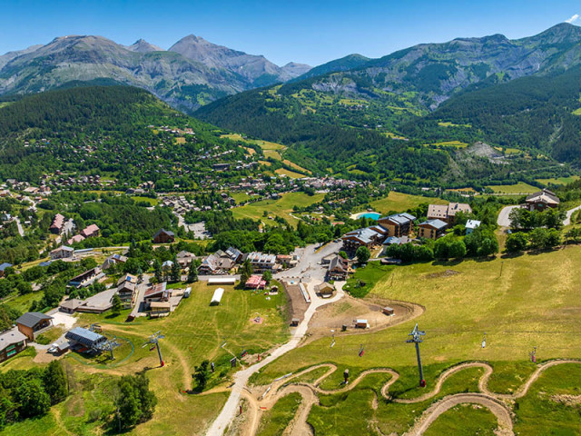 idee-sejour-sans-voiture - © R Palomba Office de tourisme du Val d'Allos station du seignus et telesiege du Clos Bertrand